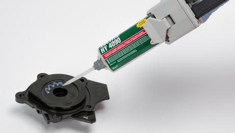 Kleben eines Montageteils mit Klebstoffkartusche / Klebstoff HY 4090 von Loctite