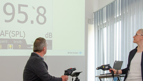 Wieviel Dezibel haben zwei Bohrmaschinen, wenn eine 90 Dezibel hat? Test zur Dezibel-Berechnung bei einem Gehörschutzseminar, Personen mit Bohrmaschinen