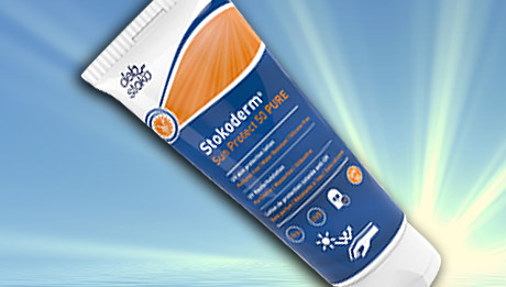 Hautkrebsvorsorge durch Sonnenschutz! Auch auf der Arbeit Pflicht. Sonnecreme der Marke Stokoderm vor blauem, sonnigem Hintergrund