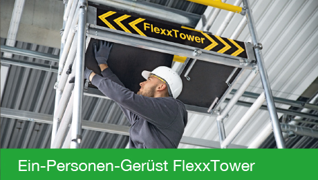 Mit nur 1 Person schnell auf- und abgebaut: der FlexxTower von Günzburger! Mann mit weißem Helm montiert ein Gerüst mit Beschriftung FlexxTower, grüner Streifen mit Schrift "Ein-Personen-Gerüst FlexxTower"