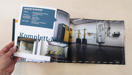 Entdecken Sie jetzt Optimierungsmöglichkeiten für Ihre Druckluftstation Referenzbroschüre "Drucklufttechnik" der Carl Nolte Technik, Hand schlägt Seite auf