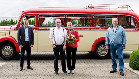 Nach 51 Jahren Carl Nolte Technik wurde Thomas Schnittka nun verabschiedet Oldtimer-Bus in rot und cremegelb, davor 4 Personen, Verabschiedungsfoto