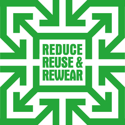 Reduce, reuse, rewear - für unseren Planeten. Grünes Signet mit pfeilartigen Ornamenten, innen drei Begriffe "reduce, reuse, rewear"