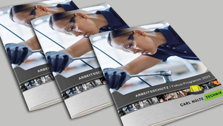 116 Seiten Produkte von Kopf bis Fuß grauer Hintergrund, 3 Broschüren mit Frau in blauer Kleidung und Handschuhen auf dem Titel