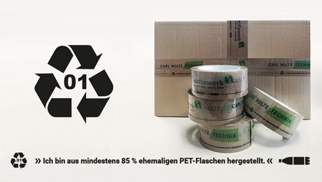 Klebeband-Stapel mit 4 Rollen, dahinter eine Pappe mit aufgeklebtem Packband. Recycling-Zeichen links davon, darunter Text "Ich bin aus mindestens 85 % ehemaligen PET-Falschen hergestellt"