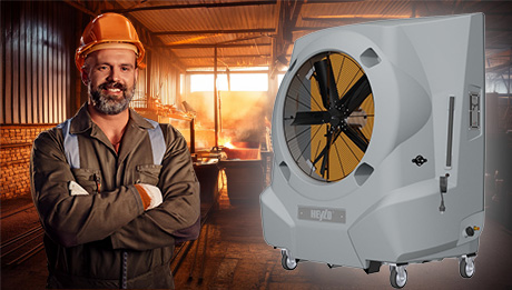 Jetzt Klimageräte bestellen. Mann in heißer Werkstatt vor einem Kühlgerät