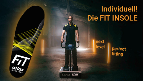 Im Vordergrund eine Schuheinlegesohle, dahinter ein dunkler Raum mit einem Mann, der auf einem Gerät steht. Oranger Text zu Produkte Fit Insole.
