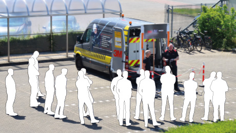 Spannend und informativ war die der Praxisteil der Veranstaltung rund um PSAgA. Personengruppe steht um einen Kastenwagen, an dem Absturzsicherung präsentiert wird.