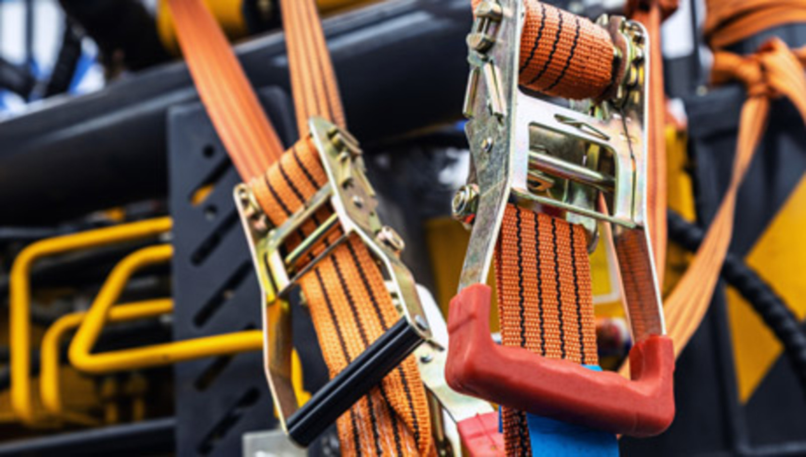 Jetzt anmelden zum Ladungssicherungs-Seminar zwei orangene Zurgurte