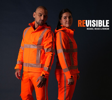 Sehr dunkler Hintergrund, Mann und Frau in leuchtoranger Sicherheitsbekleidung, Schriftzug in Orange und weiß "Revisible"