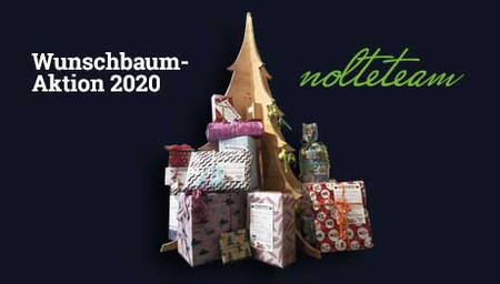 Dunkelblauer Hintergrund, davor Holzbaum mit Geschenken, Test: Wunschbaum-Aktion 2020, nolteteam
