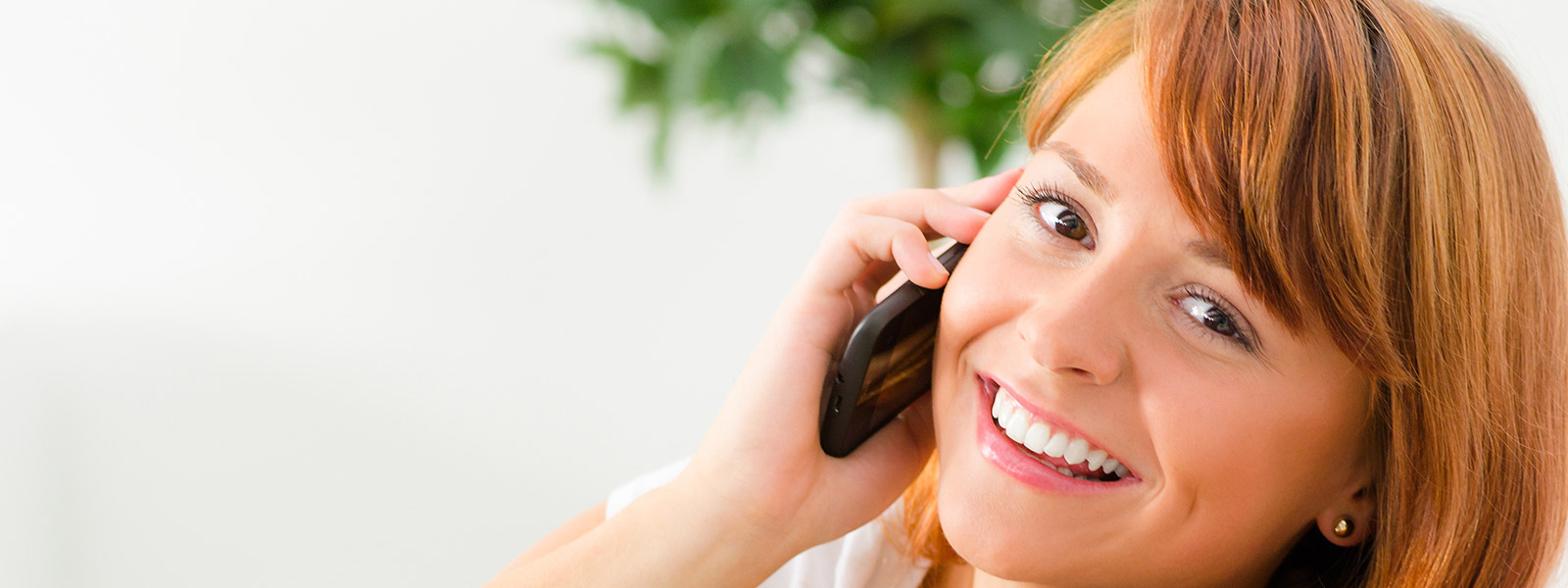 Junge Frau am Telefon