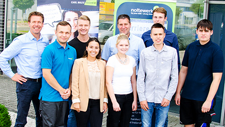 Neue Auszubildende der Nolte-Gruppe vor dem Grevener Firmensitz