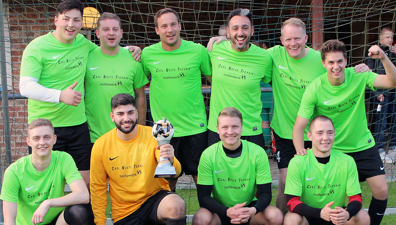 Das Team von Carl Nolte Technik und noltewerk mit dem Noltecup-Pokal