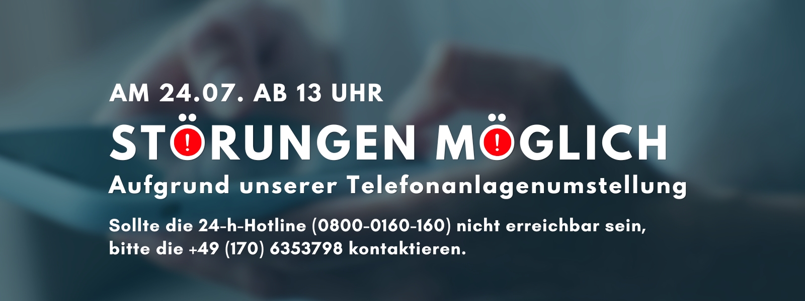 Blauer Slider mit einem Foto der Hände einer Person, die ein Smartphone hält. Darauf steht: „Am 24.07. ab 13 Uhr Störungen möglich.“ Darunter der Hinweis: „Aufgrund unserer Telefonanlagenumstellung. Sollte die 24-h-Hotline (0800 0160 160) nicht erreichbar sein, bitte die +49 170 6353798 kontaktieren.“ Das Design enthält rote Kreise mit einem weißen Ausrufezeichen in den Buchstaben „Ö“.