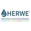 Logo Firma Herwe, Schriftzug, davor ein stilisierter Tropfen mit einer Hand, die Schaum auffängt