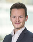 Portrait eines Mannes vor unscharfem Hintergrund