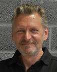 Portrait eines Mannes vor einer grauen Klinkerwand