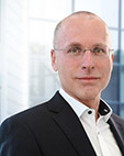 Portrait eines Mannes mit dunklem Jackett