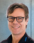 Portrait eines Mannes mit Brille