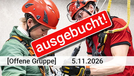 Zwei Personen mit roten Sicherheitshelmen und Abstursicherungsgurten; der Mann rechts unterstützt die Frau (links) beim Einhaken in die Sicherung. Darüber Text: Offene Gruppe und eine Datumsangabe